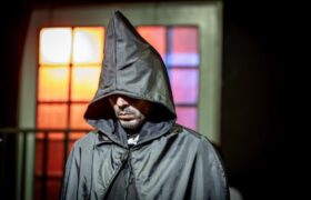 ماجرای جادوگری که در باغ دوک پرسه میزند؛ درآمیختن طنز با ژانر معمایی!